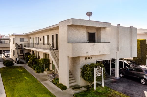 Lido Apartments - 12616-20 Caswell Ave property